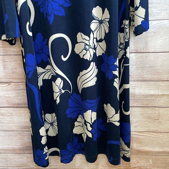 CHICOS TRAVELER KNIT MAXI DRESS IN NAVY BLUE FLORAL - Picture 4 of 6